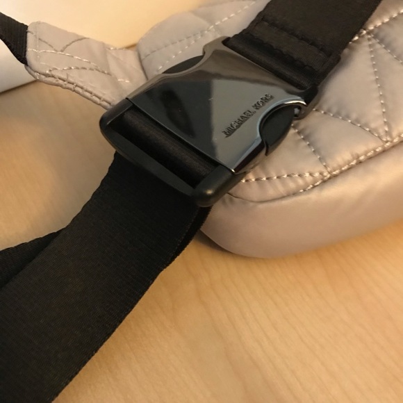 Vegan MICHAEL KORS Belt Bag quilted lightweight grey & silver NWT + Original box - Picture 10 of 13